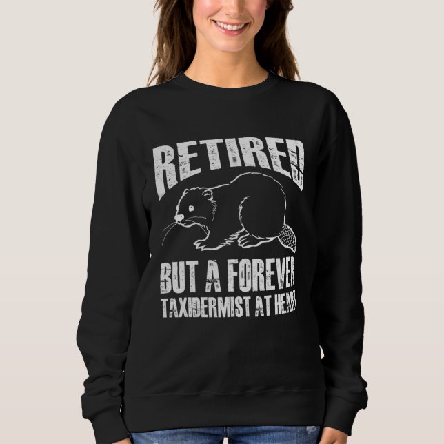 retired but a forever taxidermist at heart t shirt (Framsida)