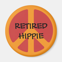 RETIRED HIPPIE: Fredssymbol, pensionerad Hippie. Magnet