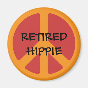 RETIRED HIPPIE: Fredssymbol, pensionerad Hippie. Magnet