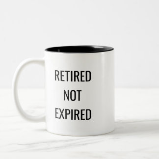 Retired Not Expired Funny Mug – Retirement Gift Två-Tonad Mugg