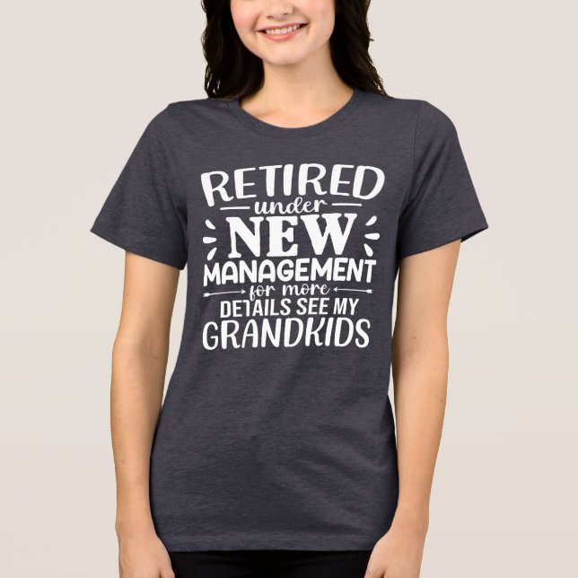 Retired Under New Management Funny Grandma T Shirt (Framsida)