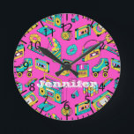 Retro 1980-talet Neon Rosa Teal Mönster Pop Art Mu Rund Klocka<br><div class="desc">Anpassadets namn-klocka i 1980- och 1990-talets tema,  med klara och färgstarka vintagar som kassettbandspelare,  Rubiks kub,  godis,  runchier osv. i shock rosa,  turkos och gult färg.</div>