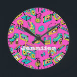 Retro 1980-talet Neon Rosa Teal Mönster Pop Art Mu Rund Klocka<br><div class="desc">Anpassadets namn-klocka i 1980- och 1990-talets tema,  med klara och färgstarka vintagar som kassettbandspelare,  Rubiks kub,  godis,  runchier osv. i shock rosa,  turkos och gult färg.</div>