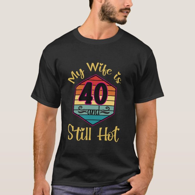 Retro 40:e födelsedagen Min fru är 40 Hetter fyrti T Shirt (Framsida)