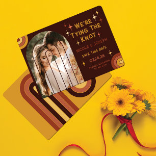 Retro 70:s feta typografi Regnbåge Arch Bröllop Spara Datumet