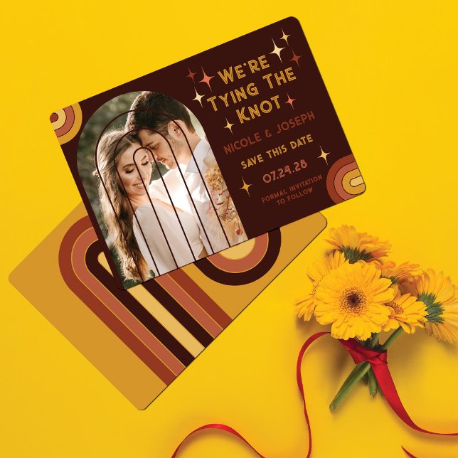 Retro 70:s feta typografi Regnbåge Arch Bröllop Spara Datumet (Skapare uppladdad)