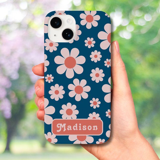 Retro 70-talet Groovy Daisy Mönster add Namn (Retro 70s vintage daisy pattern blue and orange with groovy typography custom name iPhone case)