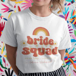 Retro 70-talets Bride Squad Bridesmaid Namn Bachel T Shirt<br><div class="desc">Fira din bachelorette med den här roligten t-shirt med toppen,  som innehåller groovy typografi,  daisy blommor,  anpassningsbar,  plats och elegant calligraphy namn. Lägg enkelt till dina egna uppgifter genom att klicka på alternativet "anpassa".</div>