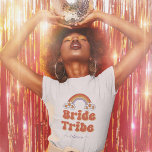Retro 70-talets Bride Tribe Bridesmaid Namn Bachel T Shirt<br><div class="desc">Ha roligt på bachelorette-festen med den här coolan t-shirt som innehåller retro-regnbåge,  daisy,  typsnitt och anpassningsbar efter eget val. Lägg enkelt till dina egna uppgifter genom att klicka på alternativet "Anpassa" den här mallen.</div>