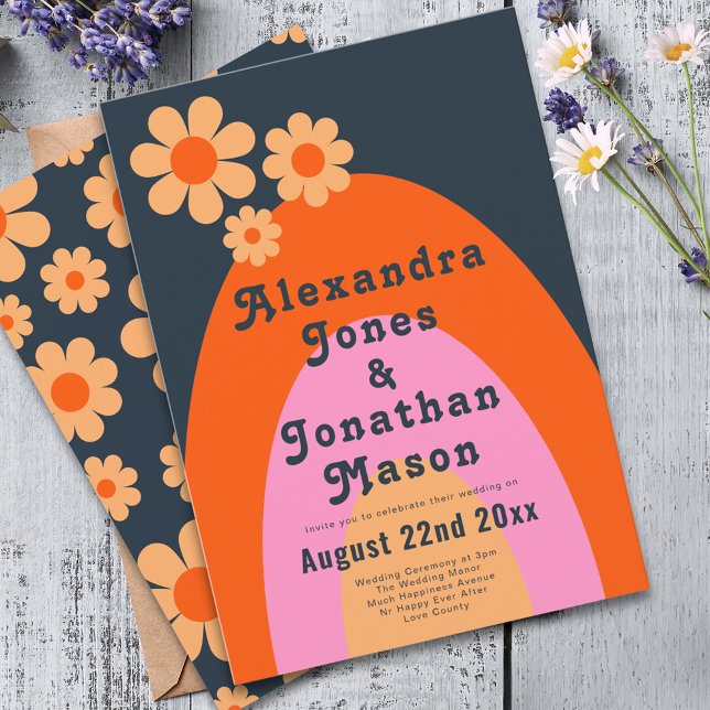 Retro 70-talets moderna Bröllop Inbjudningar (Modern retro daisy arch groovy typography navy blue orange pink and yellow wedding invitation )