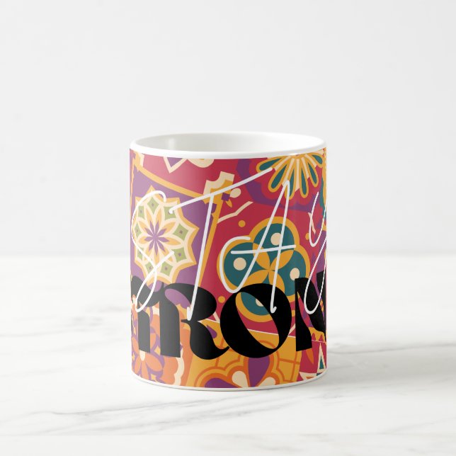 Retro 70-tals blomsterpatchwork Stay Strong​Omfamn Kaffemugg (Center)