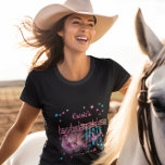 Retro 70-tals neonlook Discoklot Sjungande möhippa T Shirt<br><div class="desc">Ta en tripp tillbaka till 70-talet och festa på den vilda sidan med denna retrodisco boll "Bachelorette Disco Party" design i rosa, elektrisk blå och med rosa och silvertonad text med rosa, blå och silvertonade (inte folie) stjärnor -- allt på en svart bakgrund. Notera att brudens namn står i rosa...</div>
