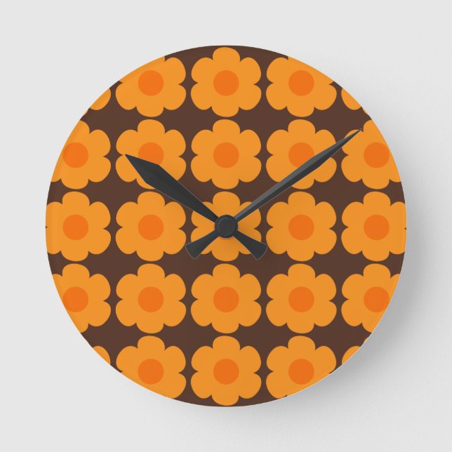 Retro 70s Flowers Blommönster Orange och Brown Rund Klocka (Framsida)