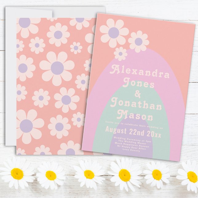 Retro 70s Modern Pastel Bröllop Inbjudningar (Retro 70s vintage daisy arch pastel wedding invitation with groovy typography )