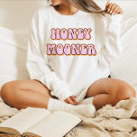 Retro 70's ThERN Honeymooner Bride T Shirt<br><div class="desc">Honeymooner brude t-shirt med retro 70:s tematerade typsnitt med färgande av rosa orange. Den här skjortan gör perfekten till en brud till att bli, möhippa eller bachelorette helg firande så att hon kan bära den på sin smekmånad. Färg är redigerbart! Klicka på Redigera design om du vill skapa ditt eget...</div>