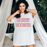Retro 70's ThERN Honeymooner Bride T Shirt<br><div class="desc">Honeymooner brude t-shirt med retro 70:s tematerade typsnitt med färgande av rosa orange. Den här skjortan gör perfekten till en brud till att bli, möhippa eller bachelorette helg firande så att hon kan bära den på sin smekmånad. Färg är redigerbart! Klicka på Redigera design om du vill skapa ditt eget...</div>
