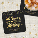 Retro 80:e födelsedagen 80 år i Skapar Ljus Underlägg Papper Kvadrat<br><div class="desc">Retro 80:e födelsedagsfesten personlig papper underlägg med titeln 80 ÅR IN THE SKAPAR i en kalligrafskripttypografi som innehåller hans eller hennes födelseår inom designen och din anpassningsbar nedan (exemplet visar GRATTIS PÅ FÖDELSEDAGEN NAMN) i guld accentuerad med strängen ljus och ditt val av bakgrund färg (i svart). ASSISTANS: Om du...</div>