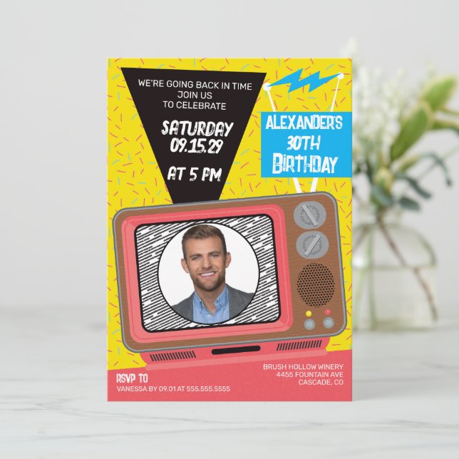 Retro 90's TV Födelsedagsfest inbjudan (Stående Fram)