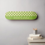 Retro Aesthetic Checkerboard Mönster Namn Grönt Mini Skateboard Bräda 18,5 Cm<br><div class="desc">Personlig Namn Retro Aesthetic Checkerboard Mönster Grönt och White Skateboard</div>