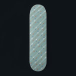 Retro Airplan Mönster Skateboard<br><div class="desc">Sätt fast säkerhetsbältet. Detta Retro-flygplan Mönster-skateboard är redo för start. Konstruktionen har linjer av röda, royal blå och vita, moderna flygplan i mitten av århundradet som flyger över en stålblå bakgrund. Tunn rand av orange, kalkgrönt och grått, liksom linjer av tealpunkter, tillför intresse till detta visuella biet i Amerika. Bli...</div>