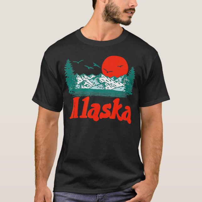 Retro Alaska Mountain Trees  Sun Scene Graphic  T Shirt (Framsida)