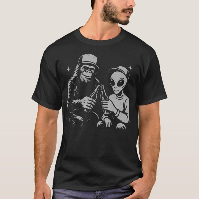 Retro Alien Bigfoot Cheers Funny Paranormal Drinki T Shirt (Framsida)