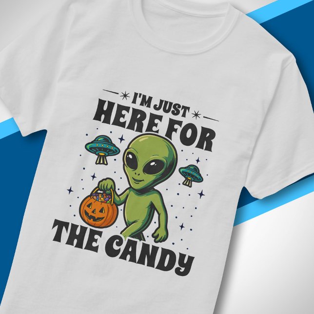 Retro Alien Jag är Bara Här för Godiset Halloween T Shirt (Skapare uppladdad)