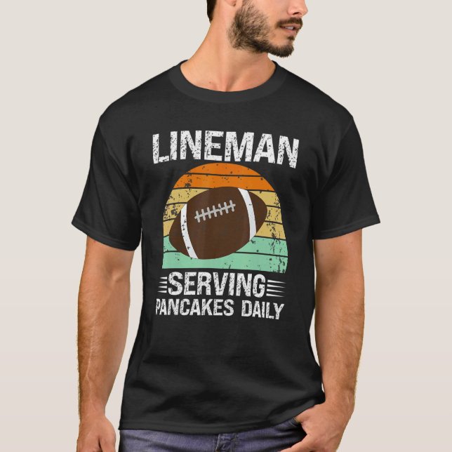 Retro American Football Lineman Serving Pancakes D T Shirt (Framsida)