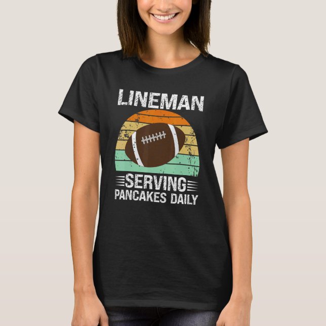 Retro American Football Lineman Serving Pancakes D T Shirt (Framsida)
