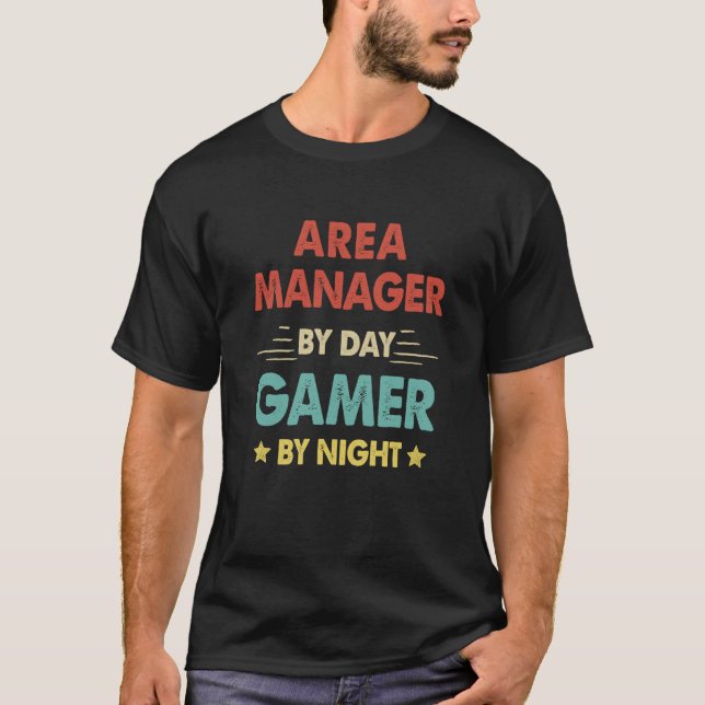 Retro Area Manager By Day Gamer By Night T Shirt (Framsida)