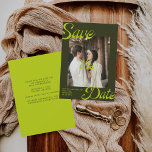 Retro Art Deco Chartreuse Photo Save Date Spara Datumet<br><div class="desc">Meddela bröllop i stil med detta Retro Art Deco Spara datumkortet. Med en oliv grönt bakgrund med fetstilt mörk och en bakgrund med en slimmad teckentext kombineras vintagens elegans med modern stil. Anpassadets fotolayout ger en personlig beröring, medan konsdeco-typografin ger en tidlös, återinspirerad känsla. Perfekt för par som vill ha...</div>
