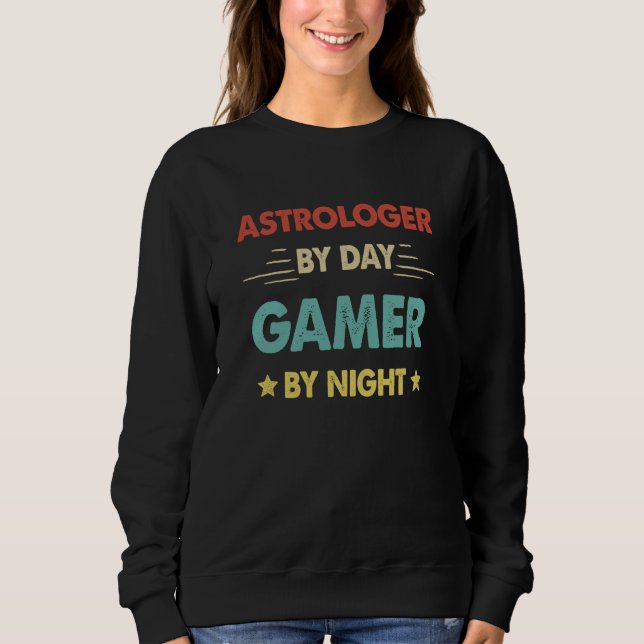 Retro Astrologer By Day Gamer By Night T Shirt (Framsida)
