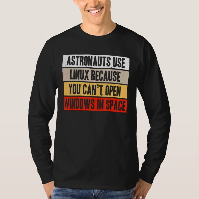 Retro Astronauts Använda Linux eftersom det inte g T Shirt (Framsida)
