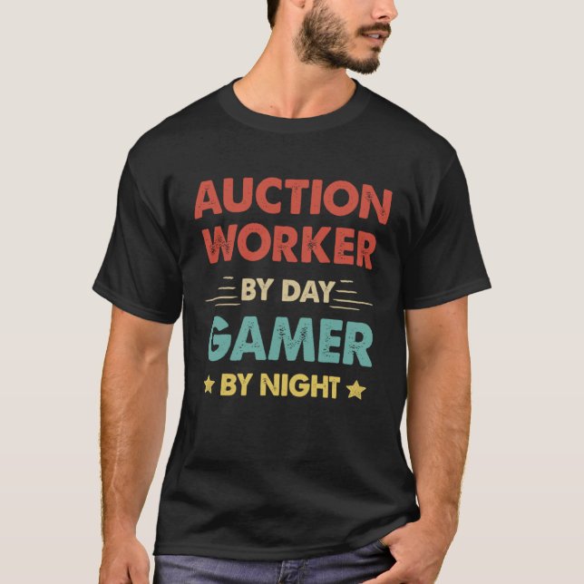 Retro Auction Worker By Day Gamer By Night T Shirt (Framsida)