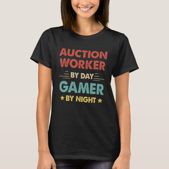 Retro Auction Worker By Day Gamer By Night T Shirt (Framsida)