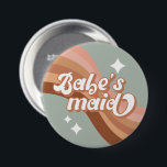 Retro Babesmaid Bridesmaid Pin Knapp<br><div class="desc">Öka stil med vår Retro Babesmaid Bridesmaid Pin. Perfekt för alla bröllop tillfälle är det här chicens tillbehör en tankfull keepé.</div>
