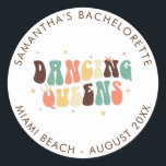 Retro Bachelorette Disco Bride Dancing Queens Runt Klistermärke<br><div class="desc">Anpassningsbar Bachelorette Party Retro Dancing Queens-klistermärken som du kan anpassa med bridens namn,  mål och datum. Perfektens matchande party-reflexdesign</div>