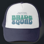 Retro Bachelorette Party Bride Squad Bridesmaid Keps<br><div class="desc">Gör en stänk på din kommande bachelorette-fest med den här fantastiska personligen på retro bachelorette. Vare sig du firar en bach resa, en flicksemester eller en helgdag av bästa vänner, är den här anpassningsbarna en groovy bachelorette-partyt handelsvara perfekten till din oförglömliga flykting. Lägg till en personlig beröring till din bachelorette...</div>
