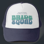 Retro Bachelorette Party Bride Squad Bridesmaid Keps<br><div class="desc">Gör en stänk på din kommande bachelorette-fest med den här fantastiska personligen på retro bachelorette. Vare sig du firar en bach resa, en flicksemester eller en helgdag av bästa vänner, är den här anpassningsbarna en groovy bachelorette-partyt handelsvara perfekten till din oförglömliga flykting. Lägg till en personlig beröring till din bachelorette...</div>