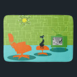 Retro badmatta för utrymmeålderkattunge badrumsmatta<br><div class="desc">Det sägs att hundar har ägare och katter har att bemanna. Kattdjuret på denna Retro badmatta för utrymmeålderkattunge kunde inte instämma mer! 60-talstilen, den minimalist konstdesignen presenterar en slät svart katt i ett modernt vardagsrum för mitt- århundrade. Det sofistikerade rummet presenterar prominently en grönt, stenvägg. Matta är aqua med krickan...</div>