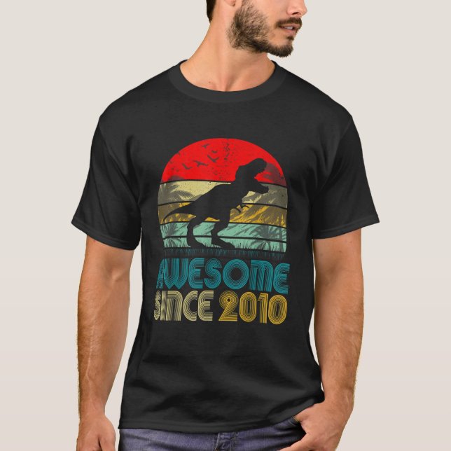 Retro Bday Boy Fantastisk sedan 2010 Dinosaur Birt T Shirt (Framsida)