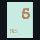 Retro Beach | Aqua Bordsnummer<br><div class="desc">Den här återstranden | Vattenhaltigt bordsnummer är perfekt för din enkla vintage, färgstarka tropiska boho sommar bröllop. Dess unika bohemiska medelårstidssymbol ge är en klassisk minimalistisk hippie-vibe. Anta att du är tittar för en design som har en skarp, rustik kustnära färg för ditt kreativ 70:s destinationsbadbröllop. I fodral är det...</div>