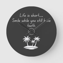 Retro Beach Vibe Smiley Face T-shirt - Rolig humor Rund Klocka