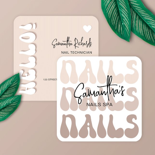 Retro Beige Modern Nail Artist Salon Maniboyi Fyrkantigt Visitkort (Trendy beige nails technician business cards with retro fonts)