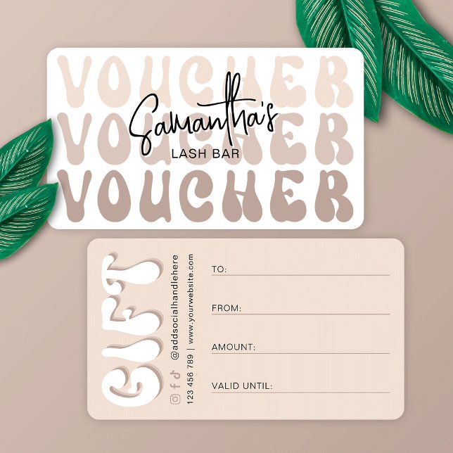 Retro Beige Trendig Beauty Salon eller Spa Gift Ca Visitkort (Make custom gift cards for clients with this trendy voucher in beige featuring groovy retro fonts)
