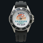 Retro Best Grandpa by Par Grandfather Birthday Armbandsur<br><div class="desc">Retro Best Grandpa By Par-design som du kan anpassa för mottagaren av den här söta golftematdesignen. Perfekt för Fars dag eller farfars födelsedag. Texten "GRANDPA" kan anpassas med vilken pappa-kontrollant som helst genom att klicka på "Anpassa" ovan. Kan även dubbla som företagsbyte om du lägger till din logotyp</div>