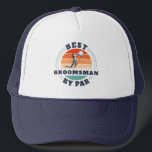 Retro Best Groomsman by Par Bröllop Novelty Keps<br><div class="desc">Retro Best Groomsman by Par-design som du kan anpassa för den bästa groomsman någonsin av den här snygga golftematdesignen. Perfektens gåva till bröllopsfavörer och marskalkar. Du kan anpassa texten "GROOMSMAN" med valfri bildskärm genom att klicka på "Anpassa".</div>