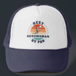 Retro Best Groomsman by Par Bröllop Novelty Keps<br><div class="desc">Retro Best Groomsman by Par-design som du kan anpassa för den bästa groomsman någonsin av den här snygga golftematdesignen. Perfektens gåva till bröllopsfavörer och marskalkar. Du kan anpassa texten "GROOMSMAN" med valfri bildskärm genom att klicka på "Anpassa".</div>