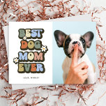 Retro Best Hund Mamma Birthday Mors dag Kort<br><div class="desc">Behandla ett kort från hundägare till denna coola med mors dag-retro som innehåller ordspråket "BEST HUND EVER" i ett 60-talsteckensnitt med flera färger,  feta vita blommor,  ett foto av deras söta hund och sällskapsdjuren MAMMA. Det här hälsningskortet för personligen skulle vara perfekt för mors dag eller för någon födelsedag!</div>