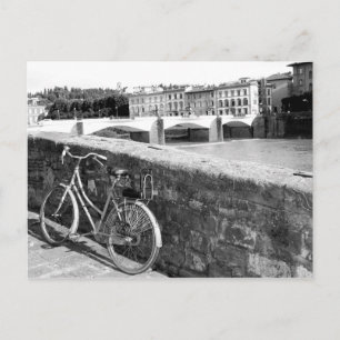 Retro Bicycle bredvid en bro i Florens Vykort